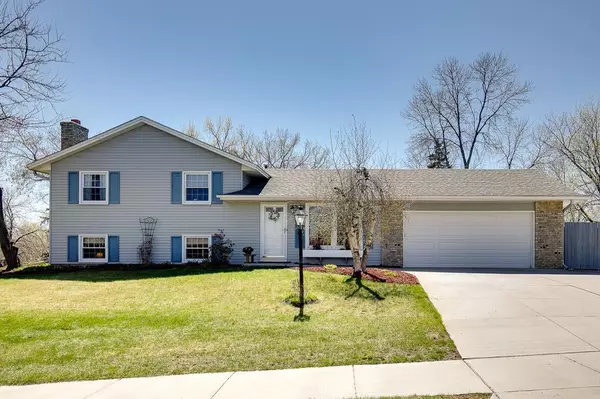 942 Hopewell LN, Apple Valley, MN 55124