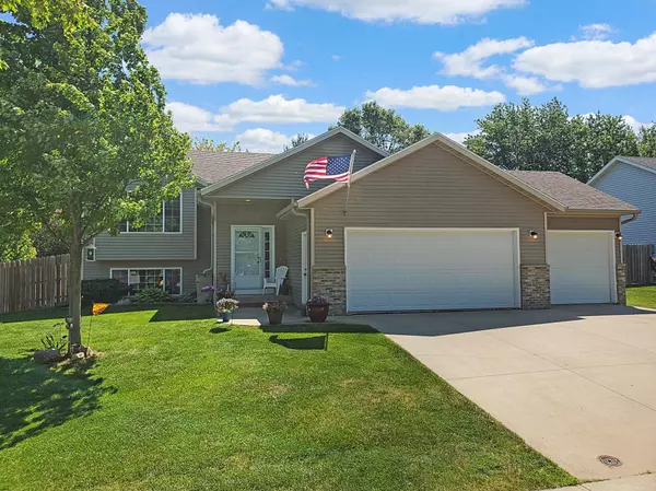 310 Maplebrook DR NE, Stewartville, MN 55976