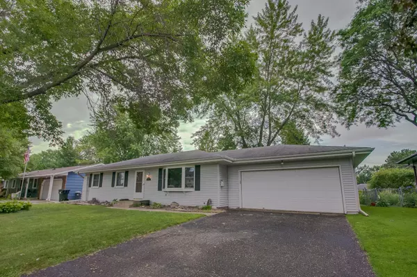 2176 Maple LN E, Maplewood, MN 55109