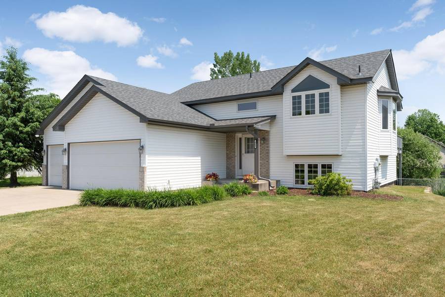 664 Lois LN, Lino Lakes, MN 55014