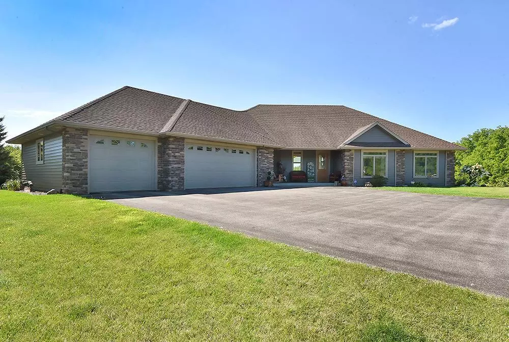 Ellendale, MN 56026,9423 Lemond RD