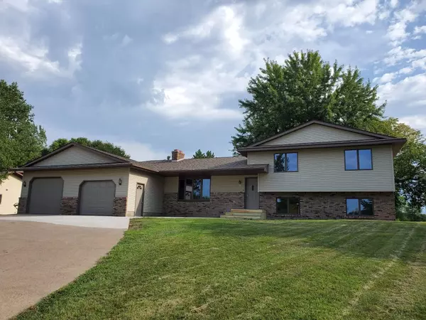 432 Golfview LN, Amery, WI 54001