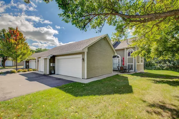 8653 Seasons Pkwy, Woodbury, MN 55125