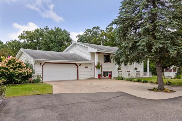 936 Viking BLVD NW, Oak Grove, MN 55011