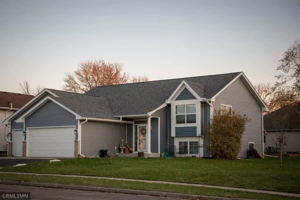 301 Sunshine LN, Faribault, MN 55021