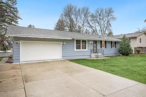 30 Crestview Bay, Faribault, MN 55021