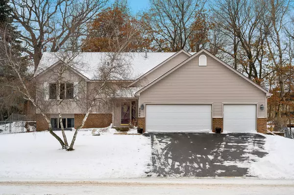 2082 Pin Oak DR, Eagan, MN 55122