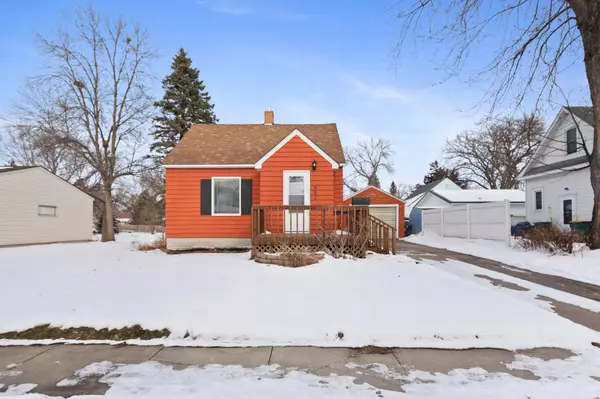 521 E 1st ST, Litchfield, MN 55355