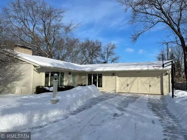 Wayzata, MN 55391,115 Ridgeview DR