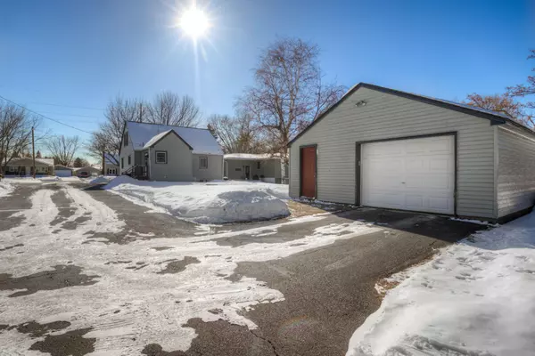 320 Chestnut ST E, Annandale, MN 55302