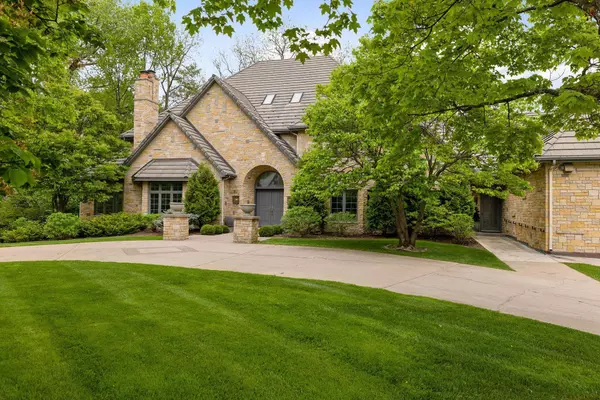 4913 Rolling Green Pkwy, Edina, MN 55436