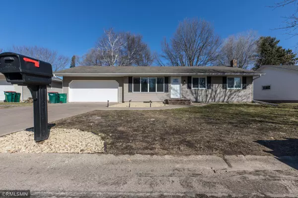 917 Sunset LN, River Falls, WI 54022