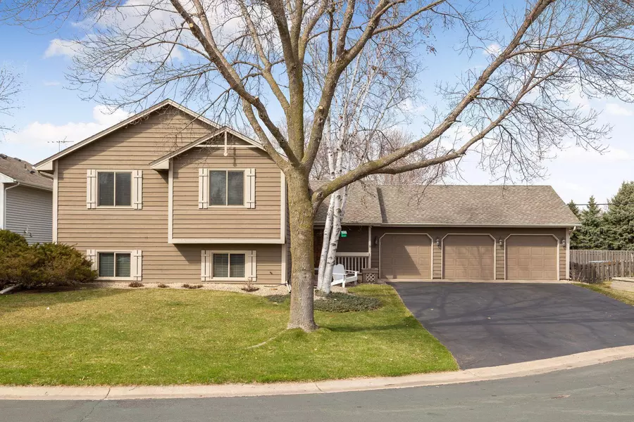 8881 Ives CT, Maple Grove, MN 55369