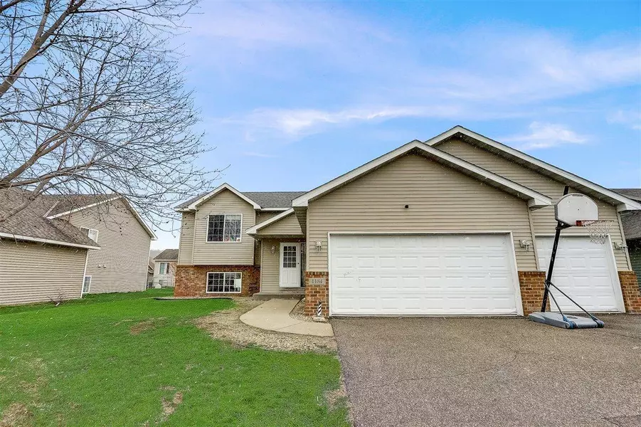 1184 Farmers LN, Belle Plaine, MN 56011