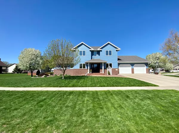 810 Briarwood DR, Worthington, MN 56187