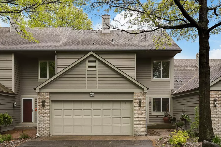 125 Wildwood Bay DR, Mahtomedi, MN 55115