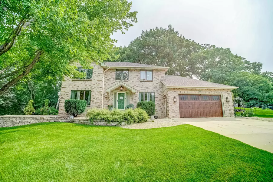 4410 Meadowood CIR, Vadnais Heights, MN 55127