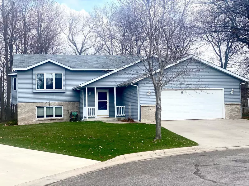 1716 Summit PL, Sauk Rapids, MN 56379