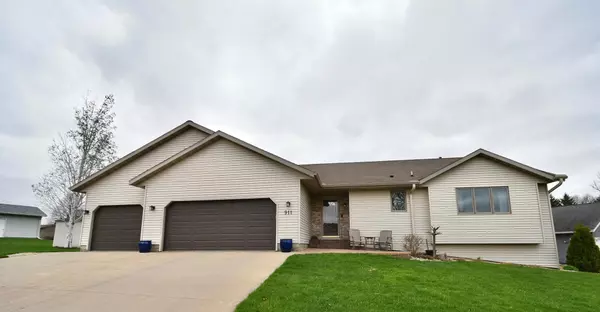 911 Larson DR, Zumbrota, MN 55992