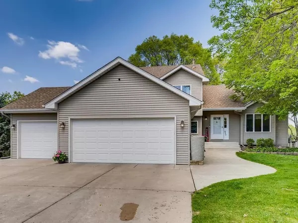 Maplewood, MN 55117,511 Summer CT