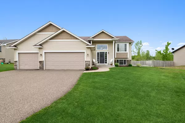 1125 Pioneer TRL SE, Cambridge, MN 55008