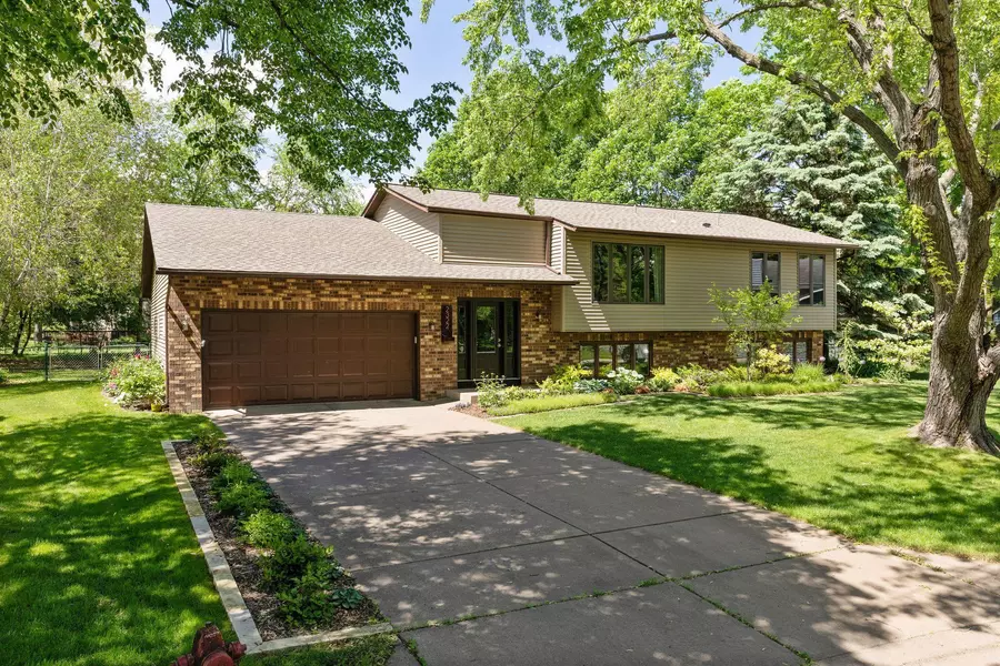 2322 Kings CIR, Woodbury, MN 55125