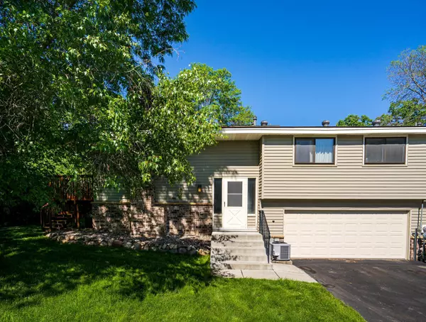 1654 Hickory LN, Eagan, MN 55122