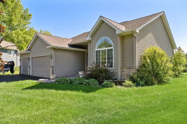 1267 Parkside LN, Waconia, MN 55387