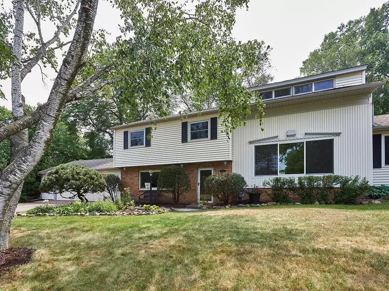 996 Douglas RD, Mendota Heights, MN 55118