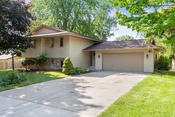 503 Highland DR, Chanhassen, MN 55317