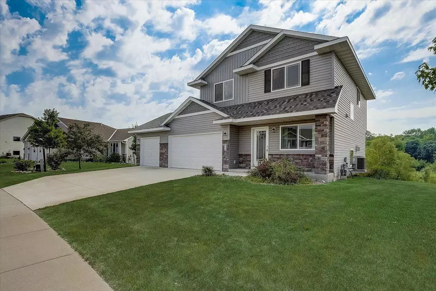 906 Cole AVE, Montrose, MN 55363