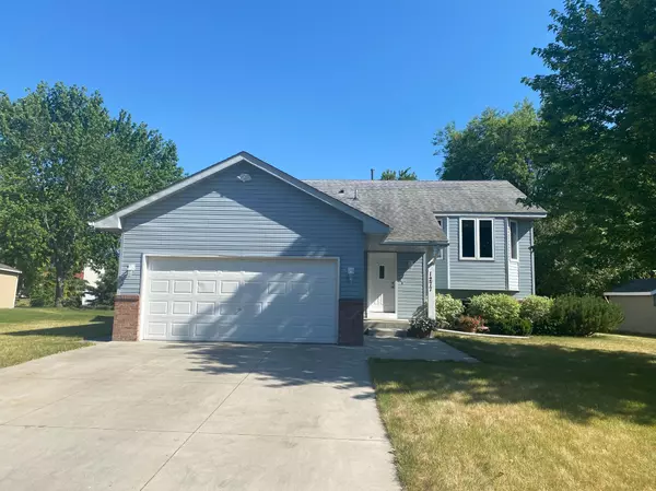 1277 Parkside LN, Waconia, MN 55387