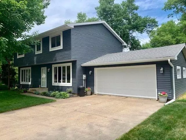 12 Crestview Bay, Faribault, MN 55021