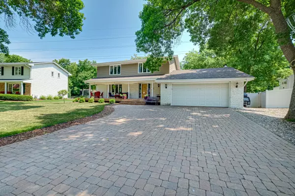 Edina, MN 55439,6533 Limerick DR