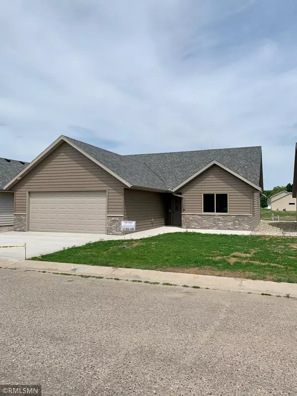 211 Harmon LN, Litchfield, MN 55355