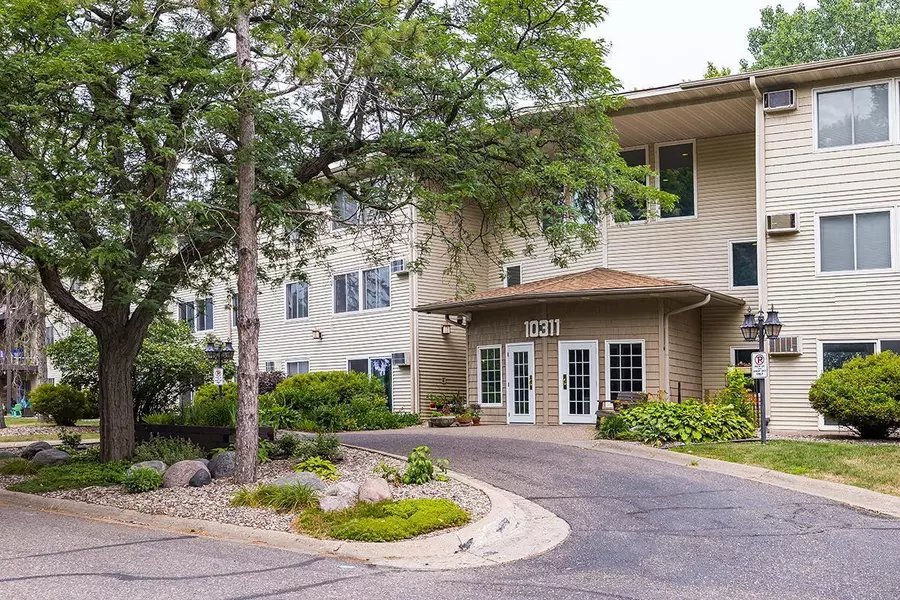 10311 Cedar Lake RD #303, Minnetonka, MN 55305