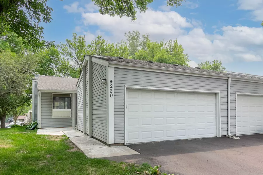 4220 Sylvia LN S, Shoreview, MN 55126