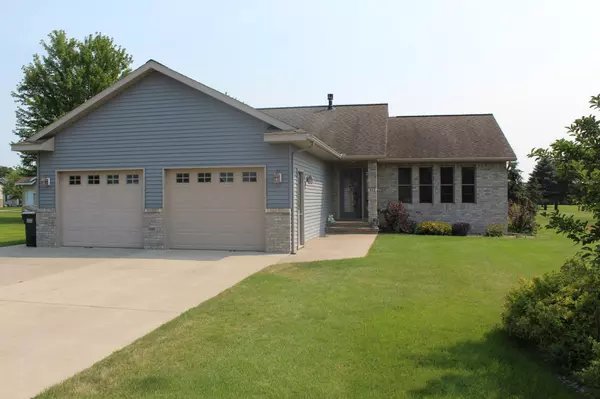 312 E River CIR, Sauk Centre, MN 56378