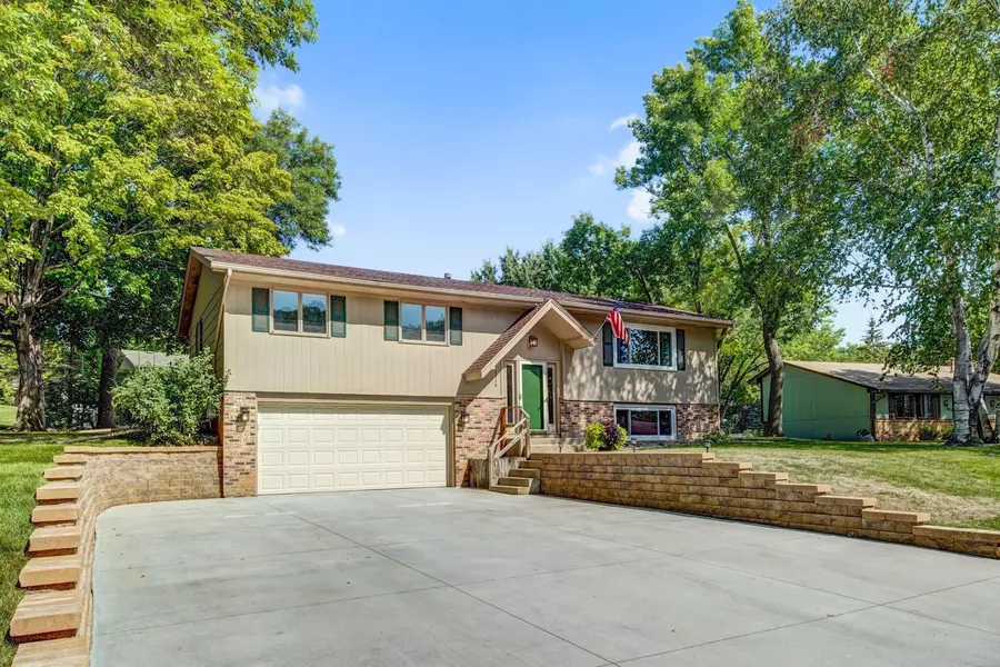 1416 Valley View RD, Chaska, MN 55318