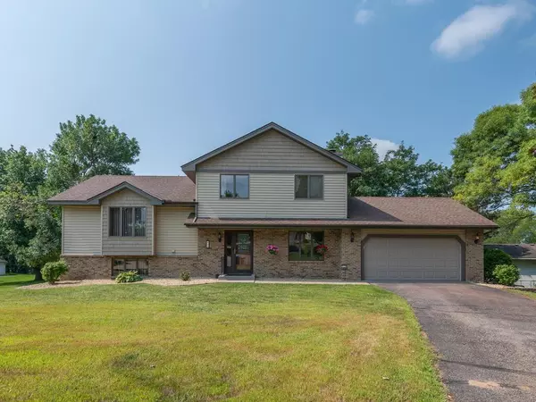 404 Sandhurst CIR, Roseville, MN 55113