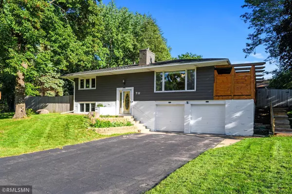 Burnsville, MN 55337,711 Oakland CIR