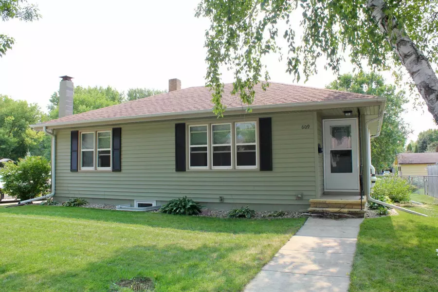 609 W Lawn Park AVE, Luverne, MN 56156