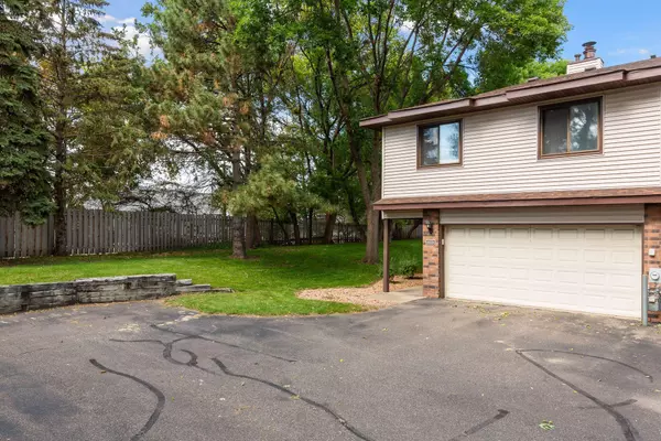 8525 Maplebrook Pkwy N, Brooklyn Park, MN 55445