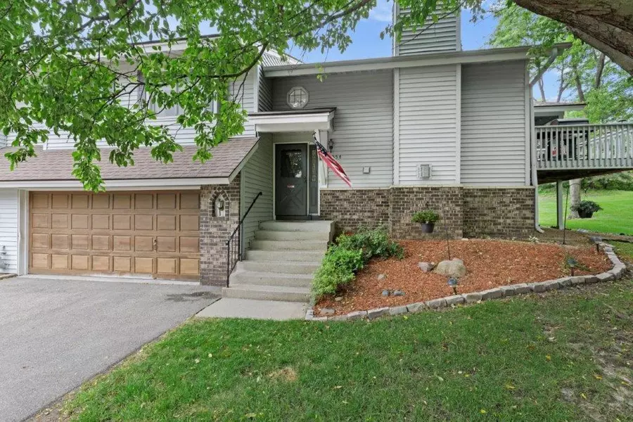 1054 Aston CIR, Burnsville, MN 55337