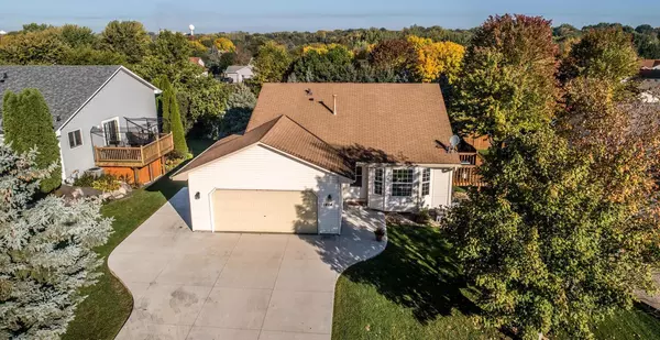 1424 Primrose LN, Shakopee, MN 55379