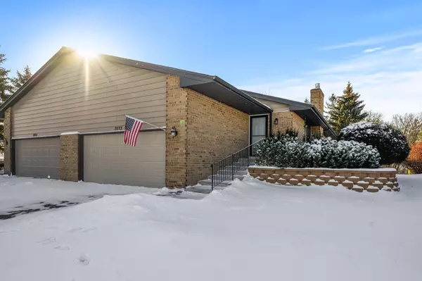 7073 Robinwood TRL, Woodbury, MN 55125