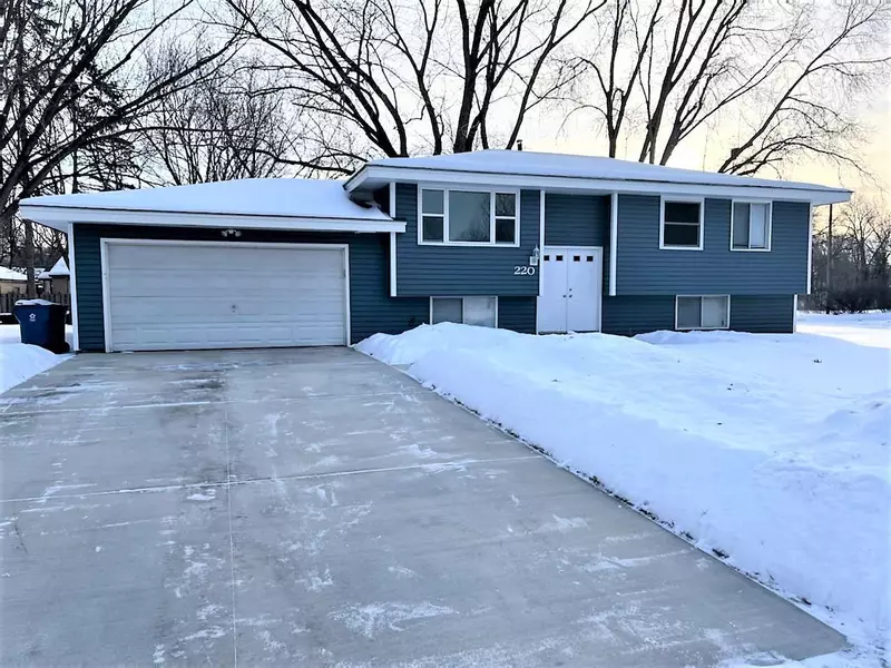 220 Aurora LN, Circle Pines, MN 55014