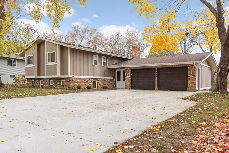 7821 Hampshire CIR N, Brooklyn Park, MN 55445