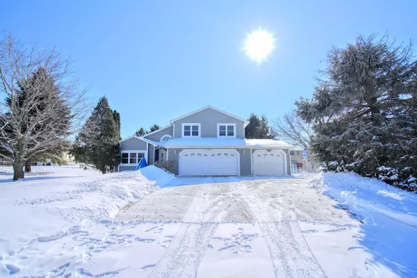 1838 Colby Lake CT, Woodbury, MN 55125