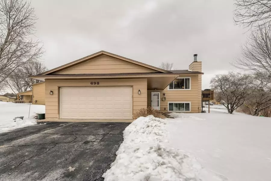 698 Dresden DR, Chaska, MN 55318